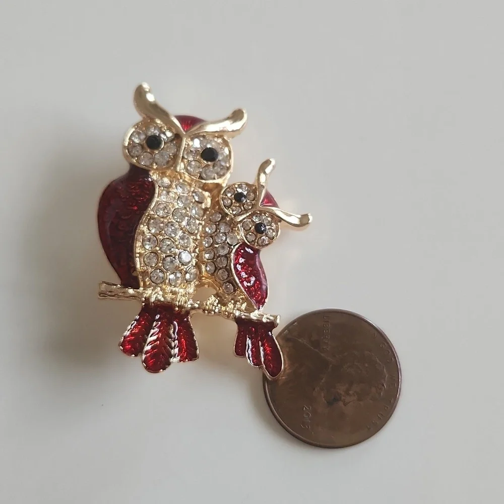 New!  Charming owl brooch